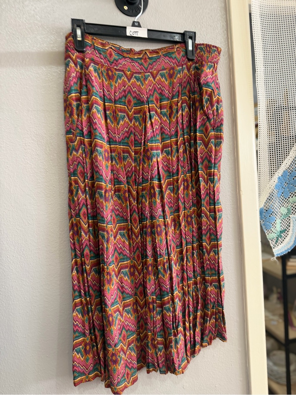 Vibrant Pink Geometric Pleated Capris
